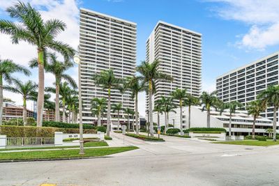 17G - 529 S Flagler Drive, Condo with 2 bedrooms, 2 bathrooms and null parking in West Palm Beach FL | Image 1