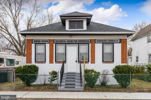 318 W Buck St, Paulsboro, NJ, 08066-1060 | Card Image