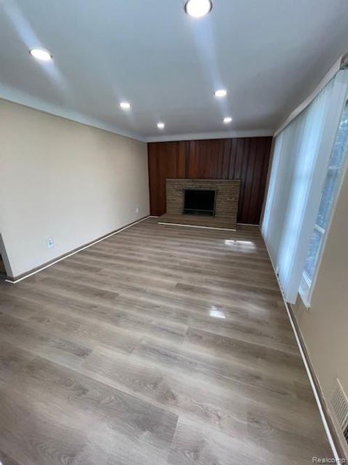 16743 Sprenger Ave, Eastpointe, MI, 48021-3047 | Card Image