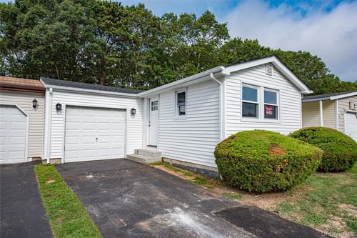 145 Village Cir W, Manorville, NY, 11949-9671 | Card Image