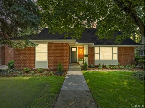 19984 Fairway Dr, Grosse Pointe Woods, MI, 48236-2435 | Card Image