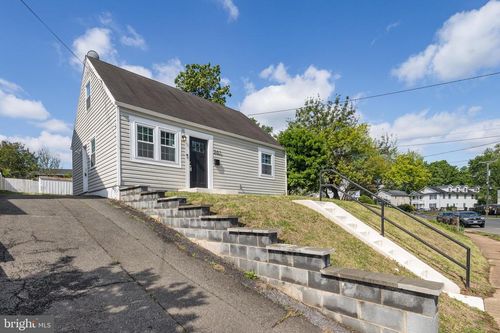 285 Manassas Dr, MANASSAS PARK, VA, 20111-2028 | Card Image