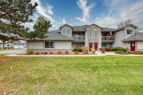 823 Quinlan Dr, Pewaukee, WI, 53072-1859 | Card Image