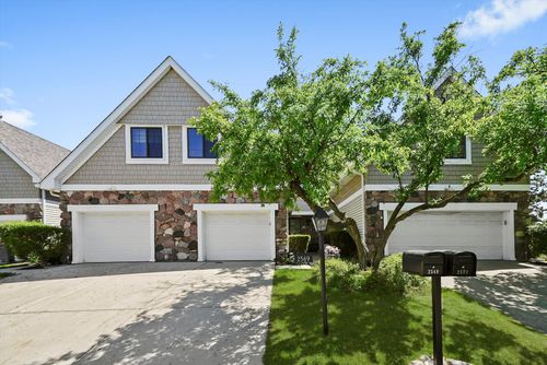 2569 Essex Dr, Northbrook, IL, 60062-7027 | Card Image