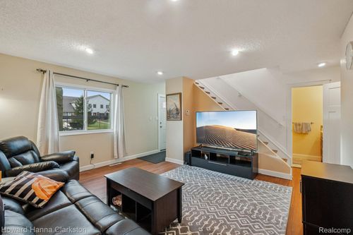 apt-141-7220 Bluewater Dr, Clarkston, MI, 48348-4223 | Card Image