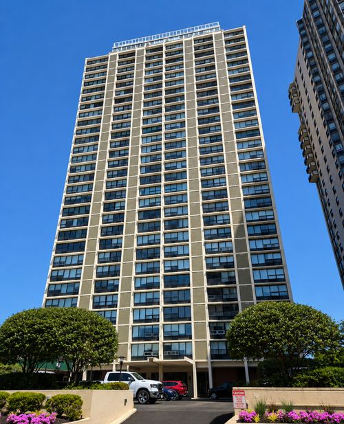 6c-5733 N Sheridan Road, Chicago, IL, 60660 | Card Image