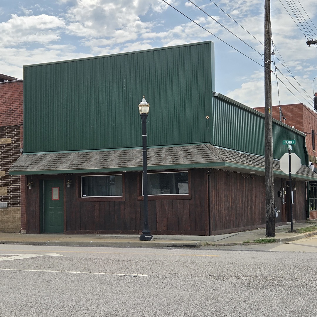 111 N Main St, Benton, IL 62812