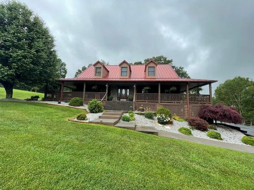 207 Knobs Ln, Cedar Bluff, VA, 24609-8299 | Card Image