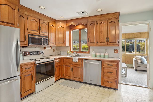 21 Randall Dr, House other with 3 bedrooms, 2 bathrooms and 2 parking in Trumbull CT | Image 9