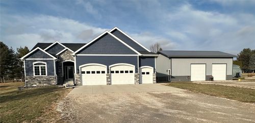 3917 Pikeview Dr, Center Point, IA, 52213-9582 | Card Image