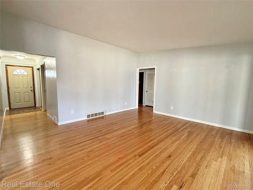 6845 Plainfield St, Dearborn Heights, MI, 48127-1922 | Card Image