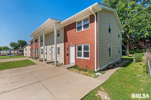 2704 Magnolia Dr, Bettendorf, IA, 52722-2925 | Card Image