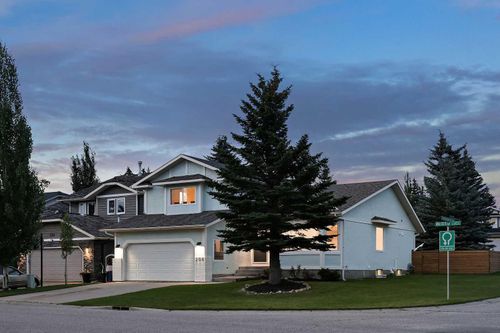 206 Woodbriar Cir Sw, Calgary, AB, T2W5Y9 | Card Image