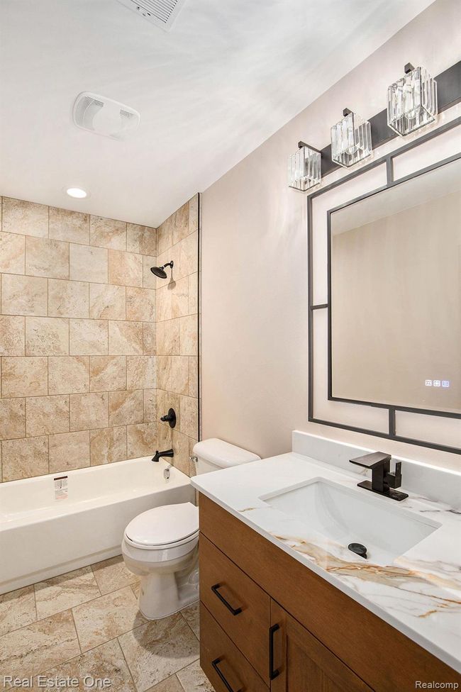 Main Bathroom | Image 6