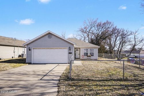 533 N Walker St, Webb City, MO, 64870-1456 | Card Image