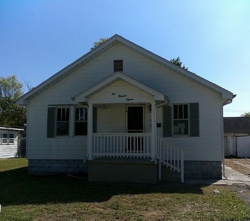 115 W 8th St, Saint Elmo, IL, 62458-1308 | Card Image