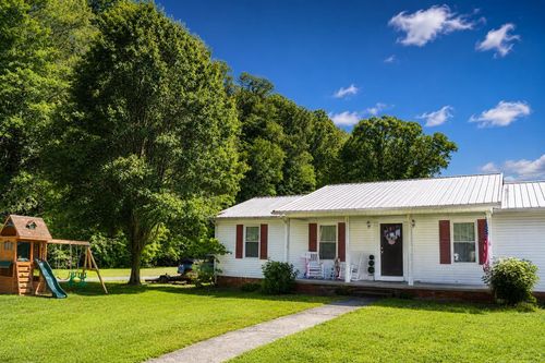 142 4th St, Cedar Bluff, VA, 24609-8932 | Card Image