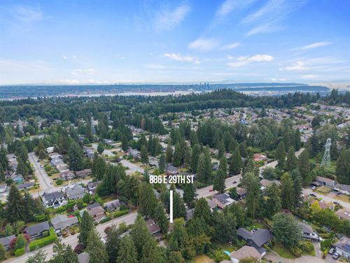 886 E 29th St, North Vancouver, BC, V7K1B8 | Card Image