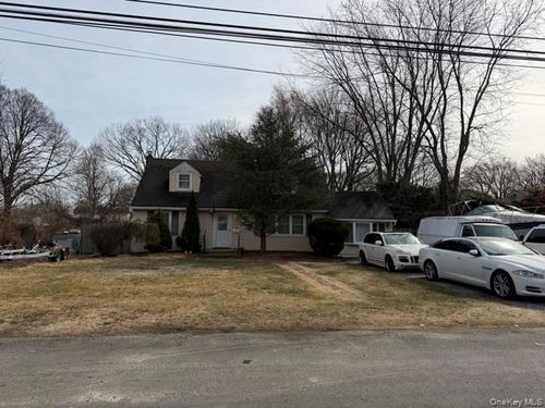 1393 Gardiner Dr, Bay Shore, NY, 11706-3727 | Card Image