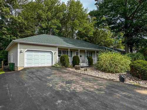 28 Bishop Ave, New Minas, NS, B4N3N9 | Card Image