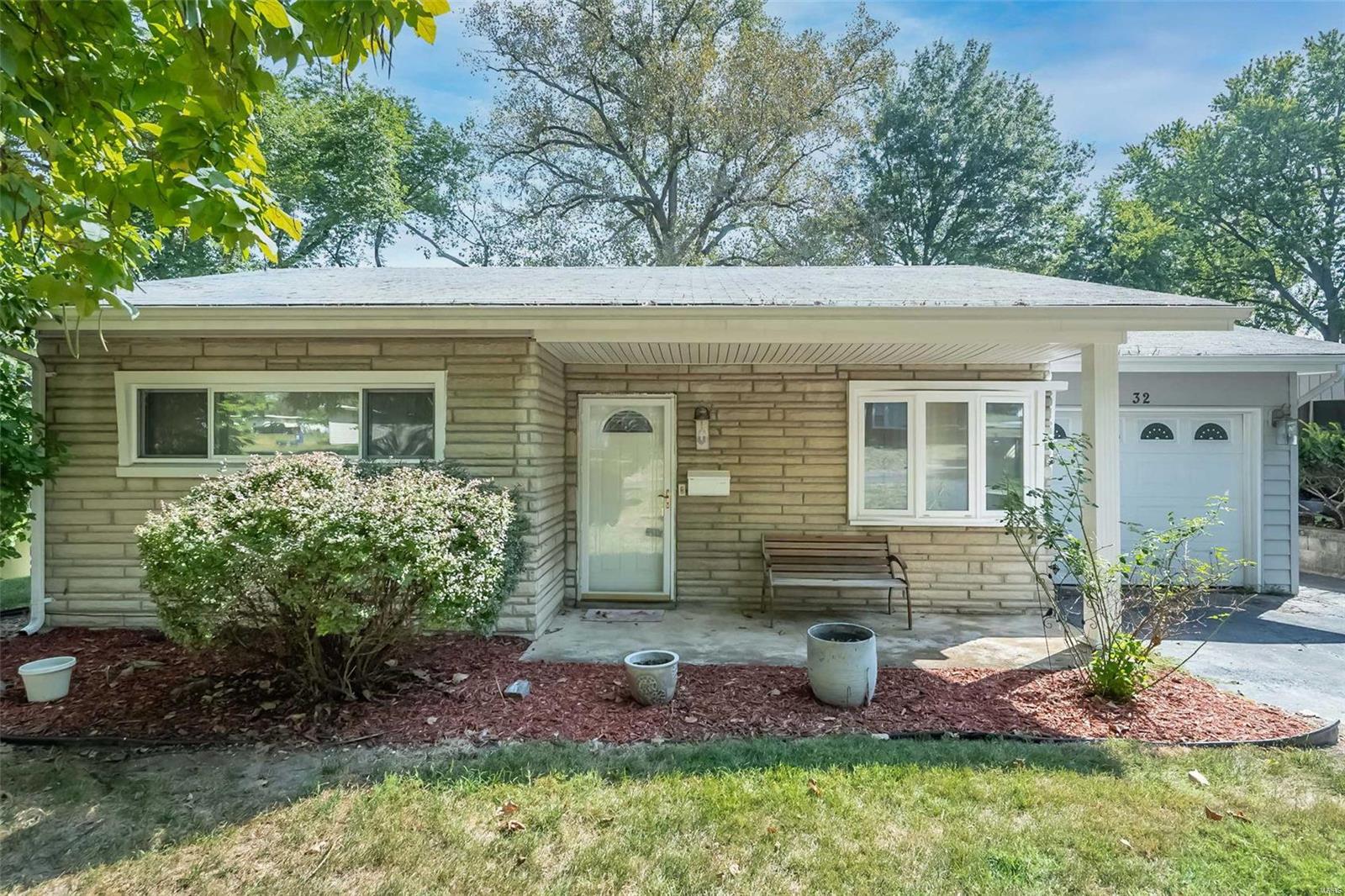 Saint Laurence Dr, Florissant, MO 63031