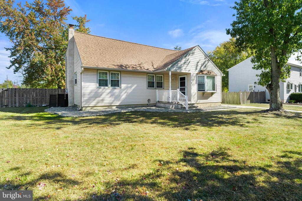 Lynn Dr, Sicklerville, NJ 08081