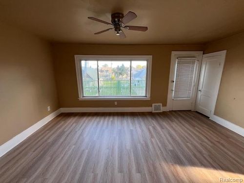 42 Oak St, River Rouge, MI, 48218-1450 | Card Image