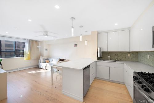 3m-301 W 110th St, New York, NY, 10026-4066 | Card Image