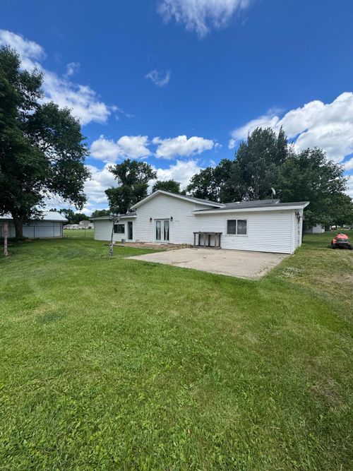 106 2nd Ave N, Mooreton, ND, 58061-4136 | Card Image
