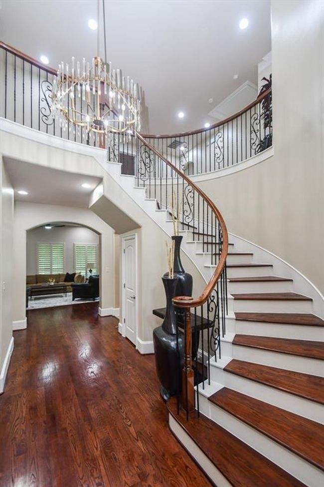Soaring ceilings in this grand entry with a sparkling chandelier. Imagine your holiday decor draped down your sweeping staircase.javascript:__doPostBack('m_ucDetailsView$m_btnCancel', '') | Image 9