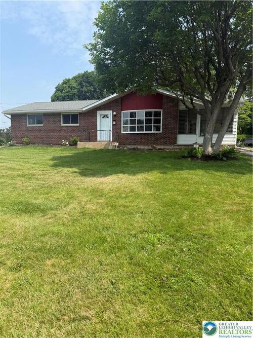 215 E Oxford St, Coopersburg, PA, 18036-1610 | Card Image