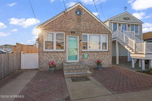 211 Ocean Ave, Point Pleasant Beach, NJ, 08742-3175 | Card Image