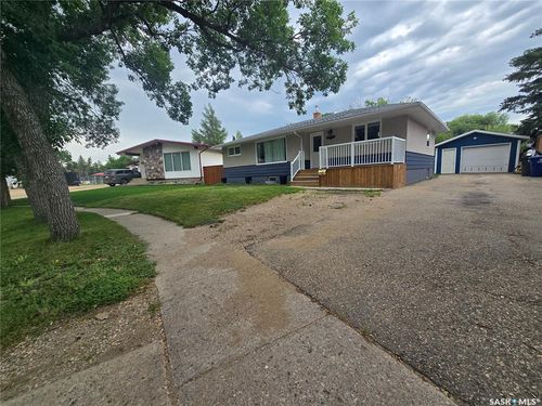 98 13 Th Street, House with 5 bedrooms, 2 bathrooms and 3 parking in Weyburn SK | Card Image