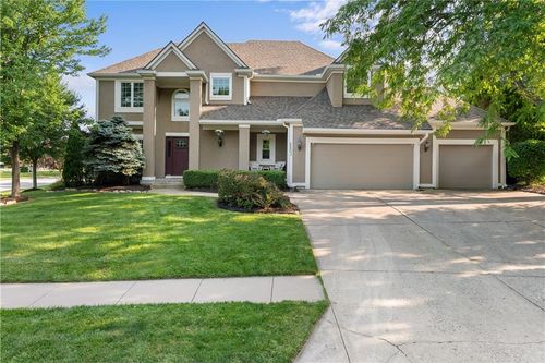 2201 Sw Forestpark Cir, Lee's Summit, MO, 64081-2242 | Card Image