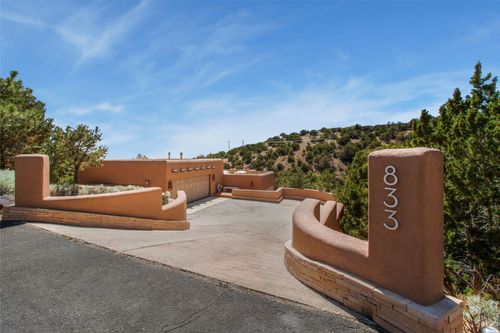 833 Canada Ancha, Santa Fe, NM, 87501 | Card Image