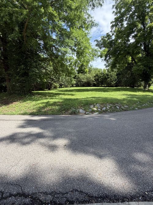 211 Lee Cir, Dover, TN, 37058-3224 | Card Image