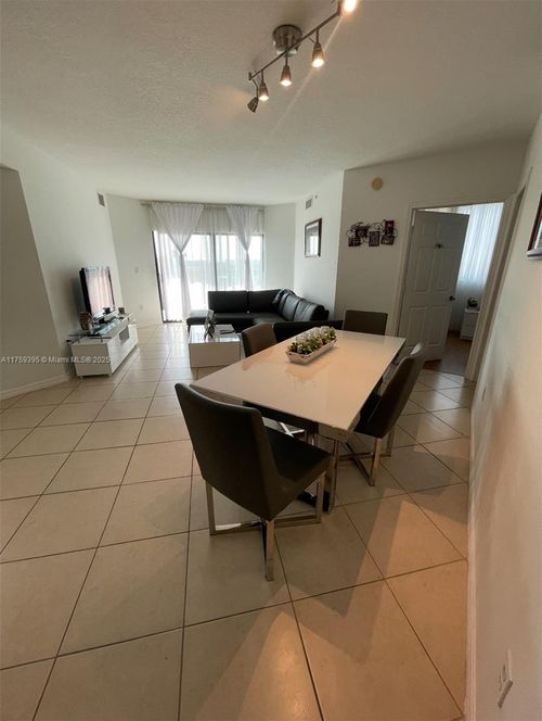 apt-604-4242 Nw 2nd St, Miami, FL, 33126-5405 | Card Image