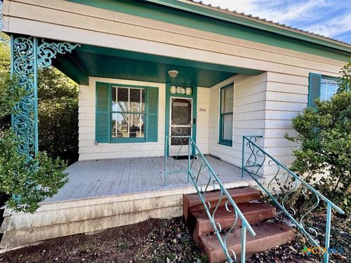 206 Bishop St, Smithville, TX, 78957-2004 | Card Image