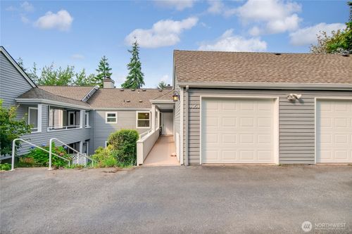 2034-4051 Providence Point Dr Se, Issaquah, WA, 98029-7204 | Card Image