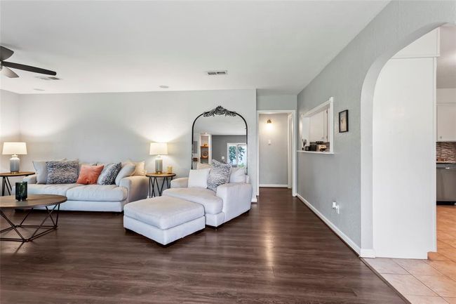 Large living room... | Image 4