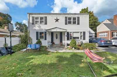 View of front of property with a front lawn | Image 1