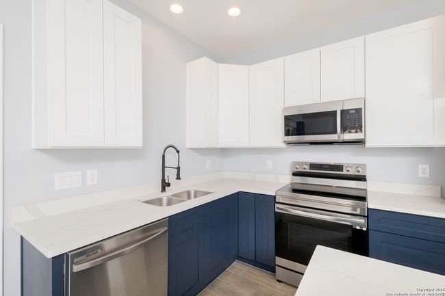 421 Rainbow Dr, House other with 3 bedrooms, 2 bathrooms and null parking in Lakehills TX | Image 9