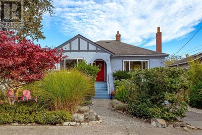 747 Monterey Ave, House other with 6 bedrooms, 2 bathrooms and 2 parking in Victoria BC | Image 1