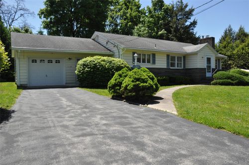 32 Fuller Ln, Hyde Park, NY, 12538-1233 | Card Image