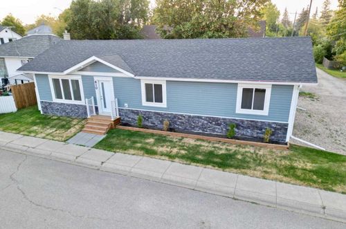 {{alt}} | Card Image