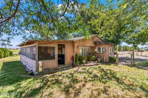 754 Kings Ln, Wapato, WA, 98951-9114 | Card Image