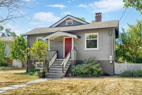 1283 Holloway St, Saanich, BC, V8P1M8 | Card Image