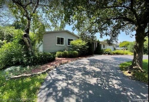 2505 Rambling Way, Bloomfield Hills, MI, 48302-1039 | Card Image