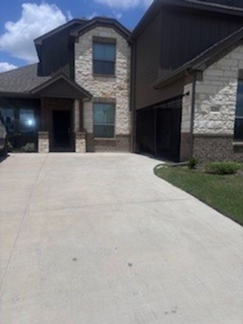 129 Gallow Hill Ln, Red Oak, TX, 75154-1670 | Card Image