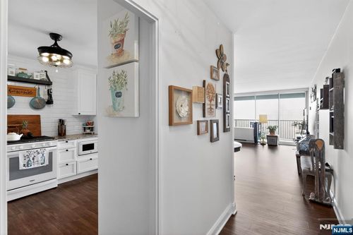 6 Horizon Rd, Fort Lee, NJ, 07024-6652 | Card Image